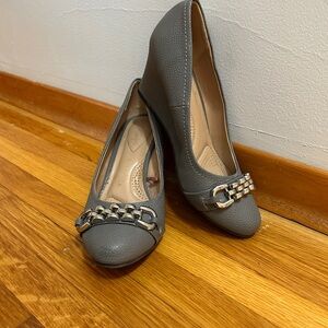 Dexflex Comfort Gray Wedges with Chain Accent